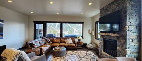 Smart TV, chimenea, videojuegos, reproductor de DVD