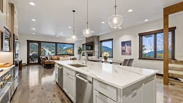 Geladeira, micro-ondas, fogão, cooktop