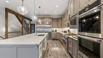 冰箱、微波炉、烤箱、炉灶