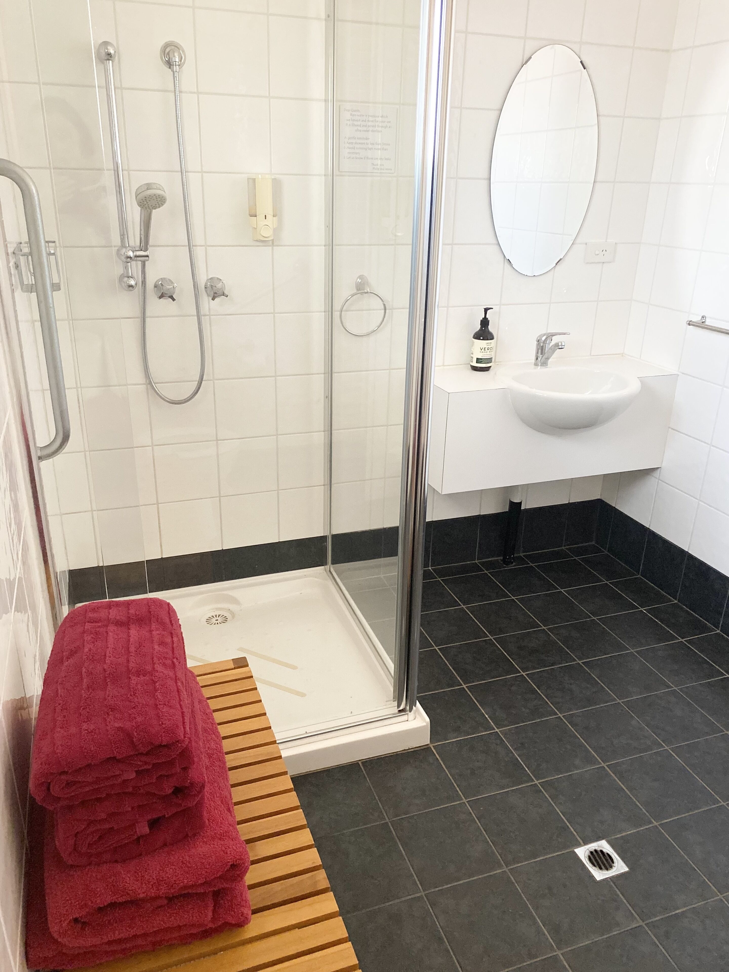 Douche, sèche-cheveux, serviettes fournies, savon