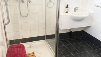 Douche, sĂšche-cheveux, serviettes fournies, savon