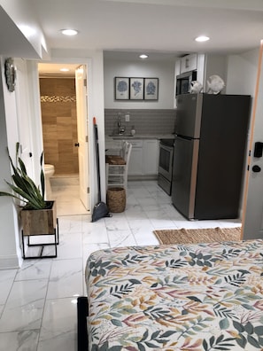 Suíte estúdio conforto, 1 cama Queen, para não fumantes, vista para o jardim | Área de estar | Impressoras