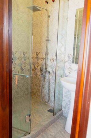 Haartrockner, Bidet, Handtücher, Seife