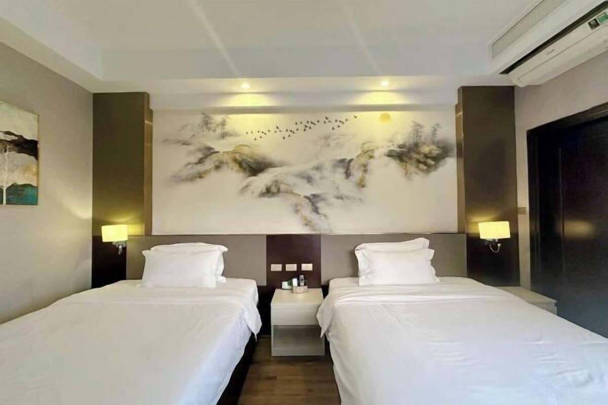 1 dormitorio, caja fuerte, mobiliario individual y escritorio