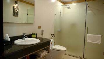 Phòng Deluxe | Phòng tắm | Máy sấy tóc, áo choàng tắm, dép đi trong nhà, khăn tắm