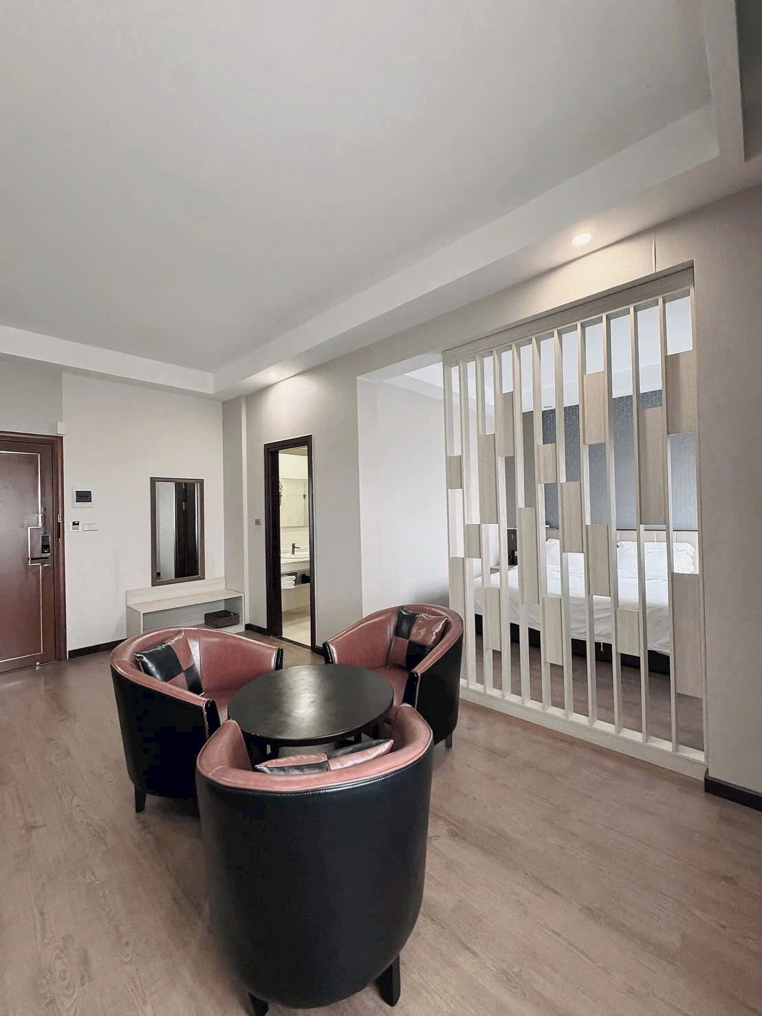 Suite with Balcony | Két bảo mật tại phòng, trang bị nội thất với thiết kế riêng biệt, bàn 