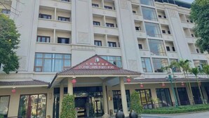 A multi-story hotel with a prominent entrance and signage for the Dongda Hotel. - Dong Do Minh Nguyet (Vo Cuong)