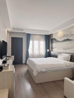 Executive Double Room | In-room safe, individually furnished, desk, soundproofing