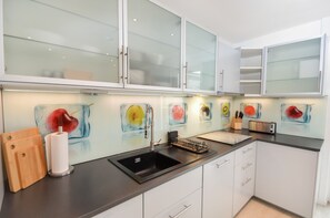 ثلاجة، ميكروويف، فرن، موقد طهي مسطح