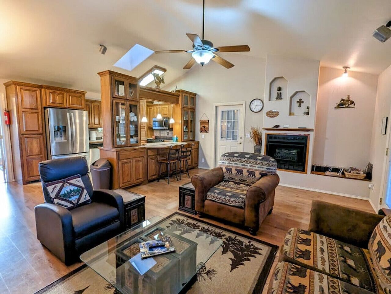 Treehouse Hideaway- Your home away from home