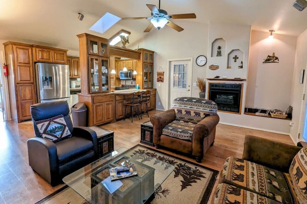 Treehouse Hideaway- Your home away from home