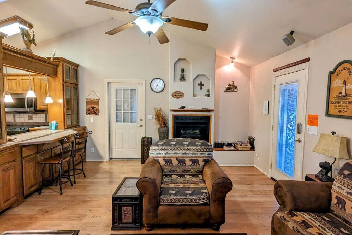 Treehouse Hideaway- Your home away from home