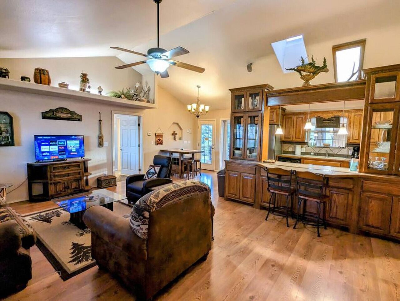 Treehouse Hideaway- Your home away from home