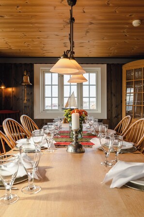 Refrigerador con congelador, horno, lavavajillas y tetera eléctrica 