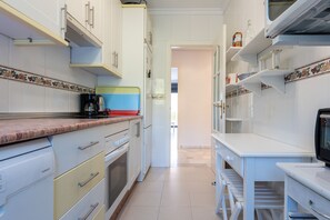 Køleskab, mikrobølgeovn, ovn, kogeplade