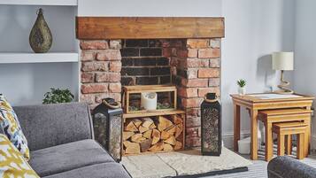 Una Smart TV, una chimenea, una oficina