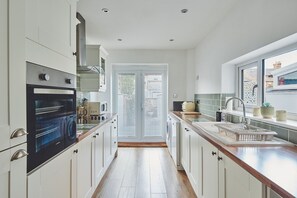 Fridge, microwave, oven, stovetop - Hollie Cottage - Luxury Cottages (Lytham Saint Annes)