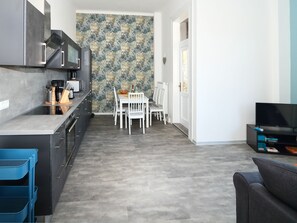 Jääkaappi, mikroaaltouuni, liesi, astianpesukone