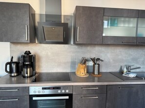 Kühlschrank, Mikrowelle, Herdplatte, Geschirrspüler