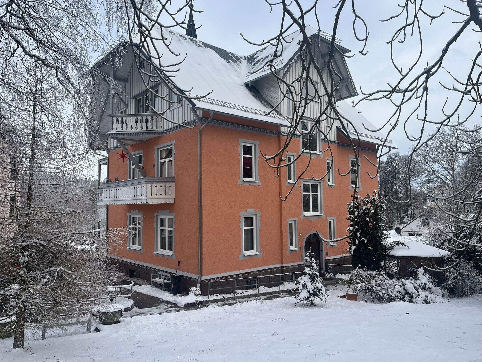 Un grand immeuble à étages, doté d’une façade symétrique, de nombreuses fenêtres et d’un balcon.