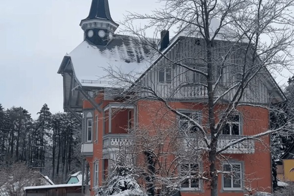 Ferienhaus im Winter mit Parkplatz