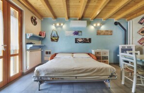 1 bedroom, iron/ironing board, free WiFi, bed sheets
