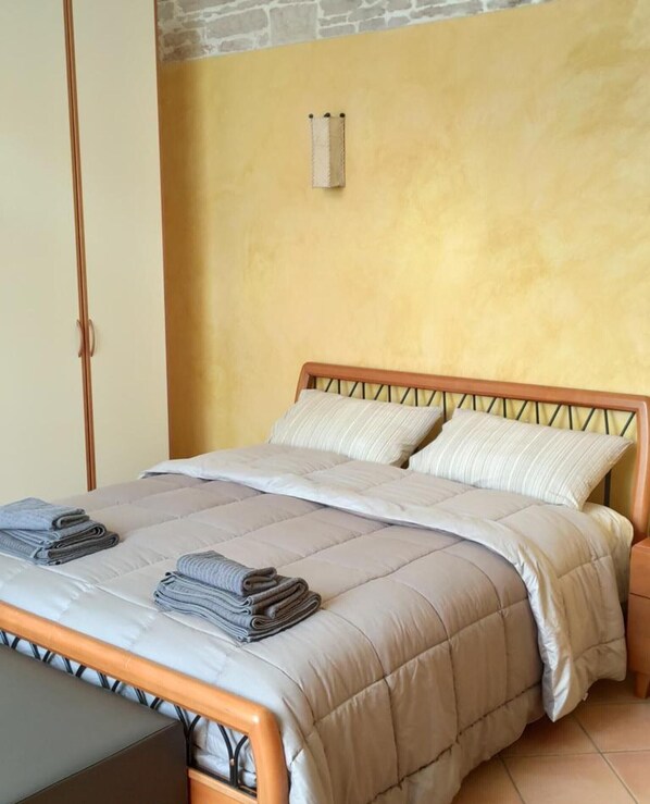 2 slaapkamers, een strijkplank/strijkijzer, gratis wifi, beddengoed