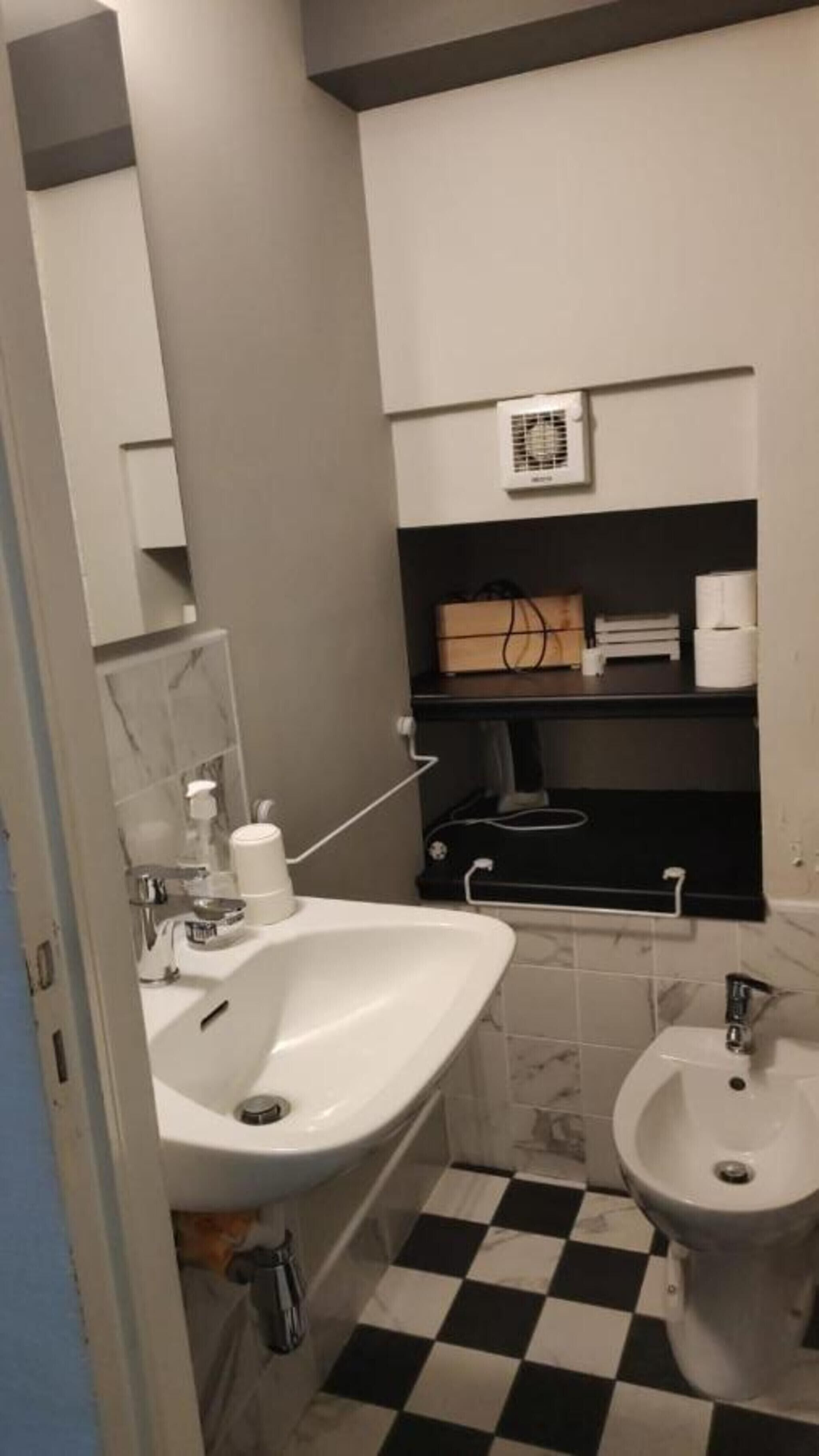 Dusj, hårføner og håndklær