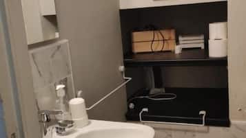 Dusj, hårføner og håndklær