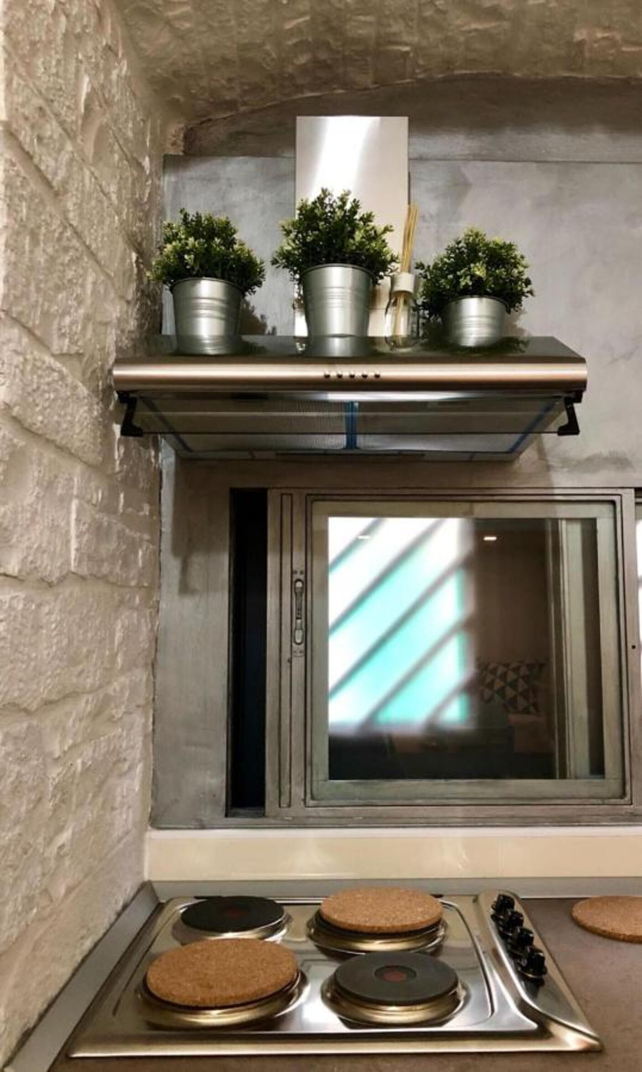 Kühlschrank, Ofen, Herdplatte, Kochgeschirr/Geschirr/Besteck