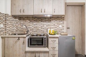 Kjøleskap, kokeplater, vannkoker og kjøkkenutstyr