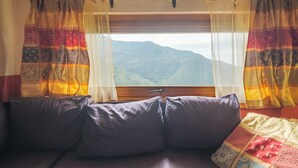 A room with a window, curtains, and a view of mountains. - Casa del Picchio in Adrara San Martino (Adrara San Martino)