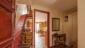 A staircase leading to a dining area with a table and chairs. - Casa del Picchio in Adrara San Martino (Adrara San Martino)
