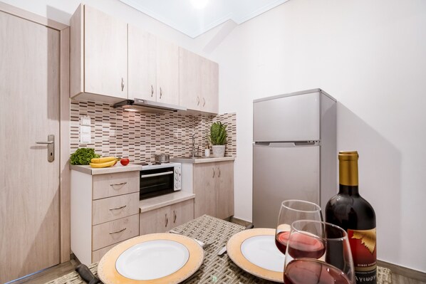 Fridge, oven, stovetop, coffee/tea maker