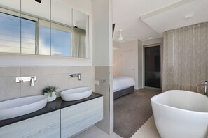 Duschwanne, Haartrockner, Handtücher, Toilettenpapier