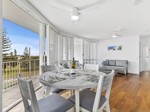 Outdoor dining - Kawana Beachside Getaway 1 Bedroom Apartment (Sunshine Coast)