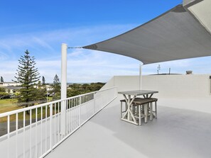 Outdoor dining - Kawana Beachside Getaway 1 Bedroom Apartment (Sunshine Coast)