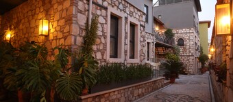 Warm Studio Flat with Patio LOTUS