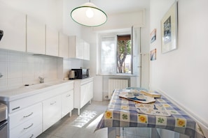 Frigorifero, microonde, forno, piano cottura