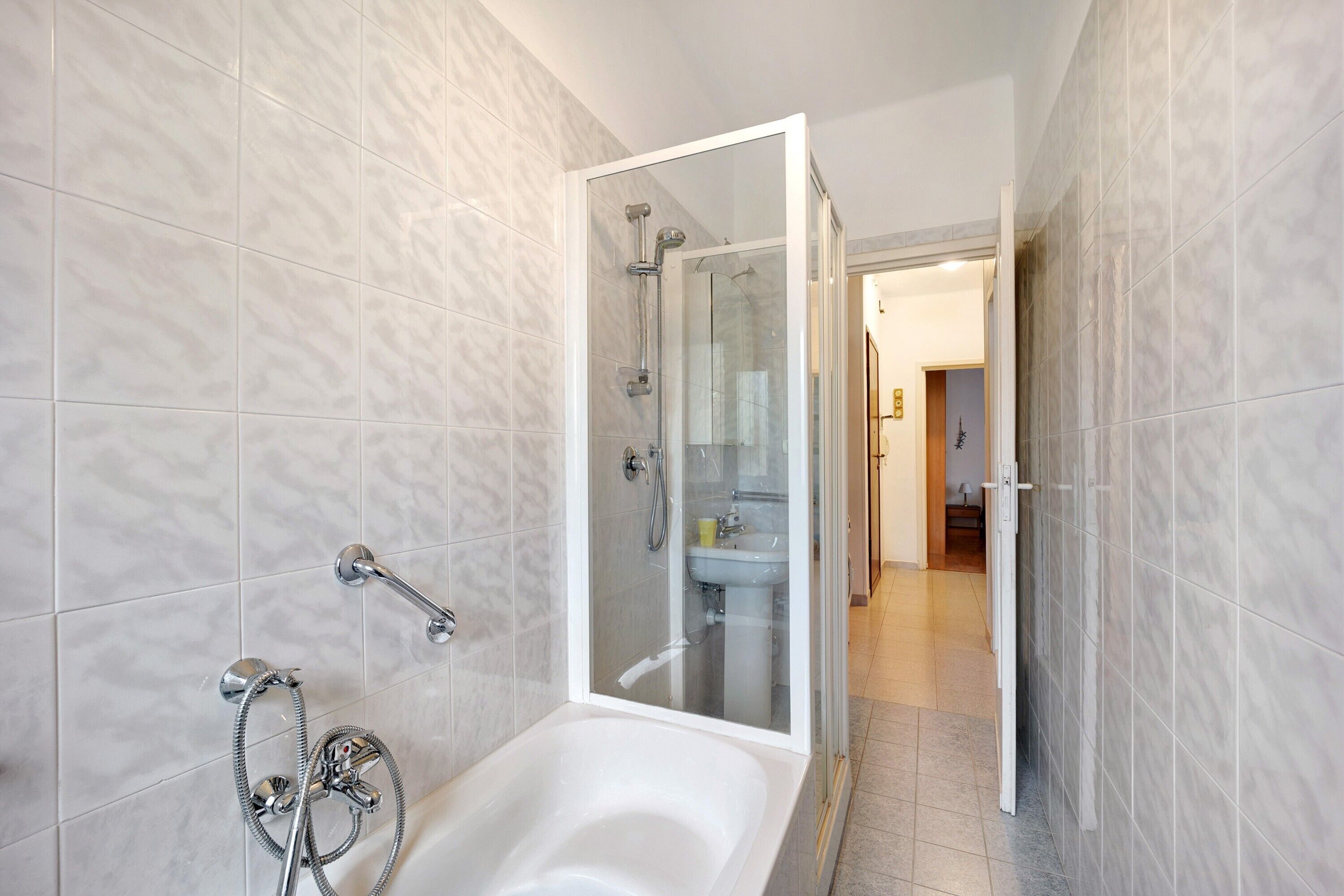 Badewanne, Haartrockner, Handtücher