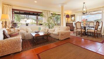 Een televisie en een open haard