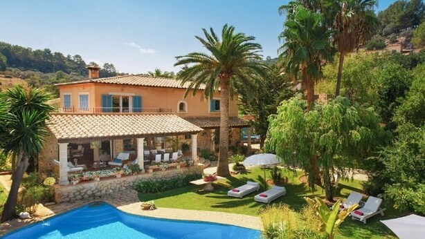 A villa with a swimming pool, lounge chairs, and a garden. - Villa 'Font' with Mountain View, Wi-Fi and Air Conditioning (Mancor de la Vall)