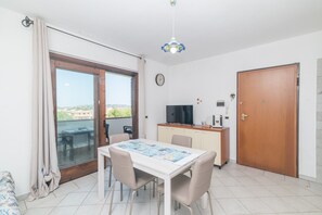 Dining - Apartment 'La Gioia' with Sea View, Wi-Fi and Air Conditioning (Palau)