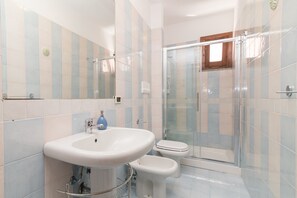 Shower, hair dryer, towels - Apartment 'La Gioia' with Sea View, Wi-Fi and Air Conditioning (Palau)