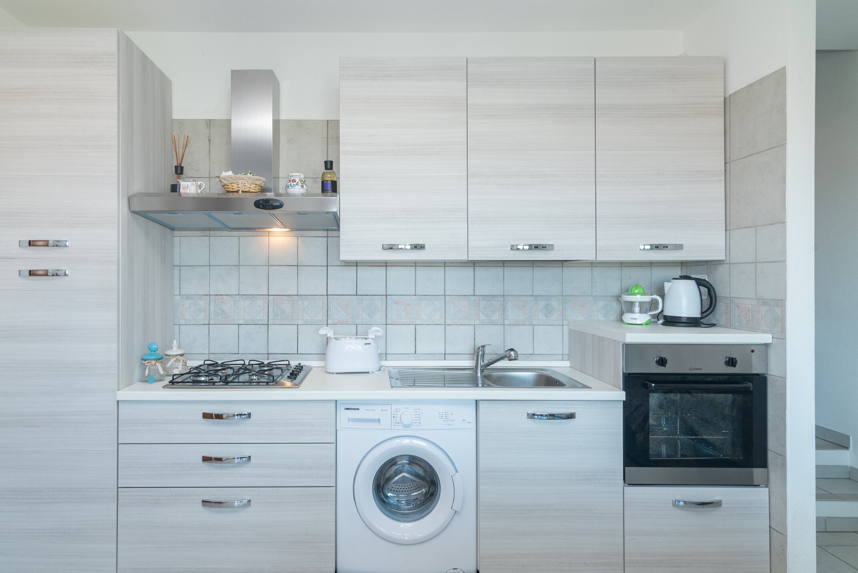 Fridge, oven, stovetop, coffee/tea maker