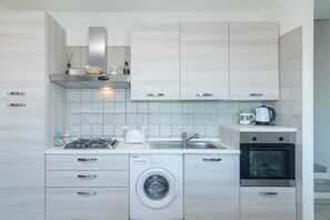 Fridge, oven, stovetop, coffee/tea maker