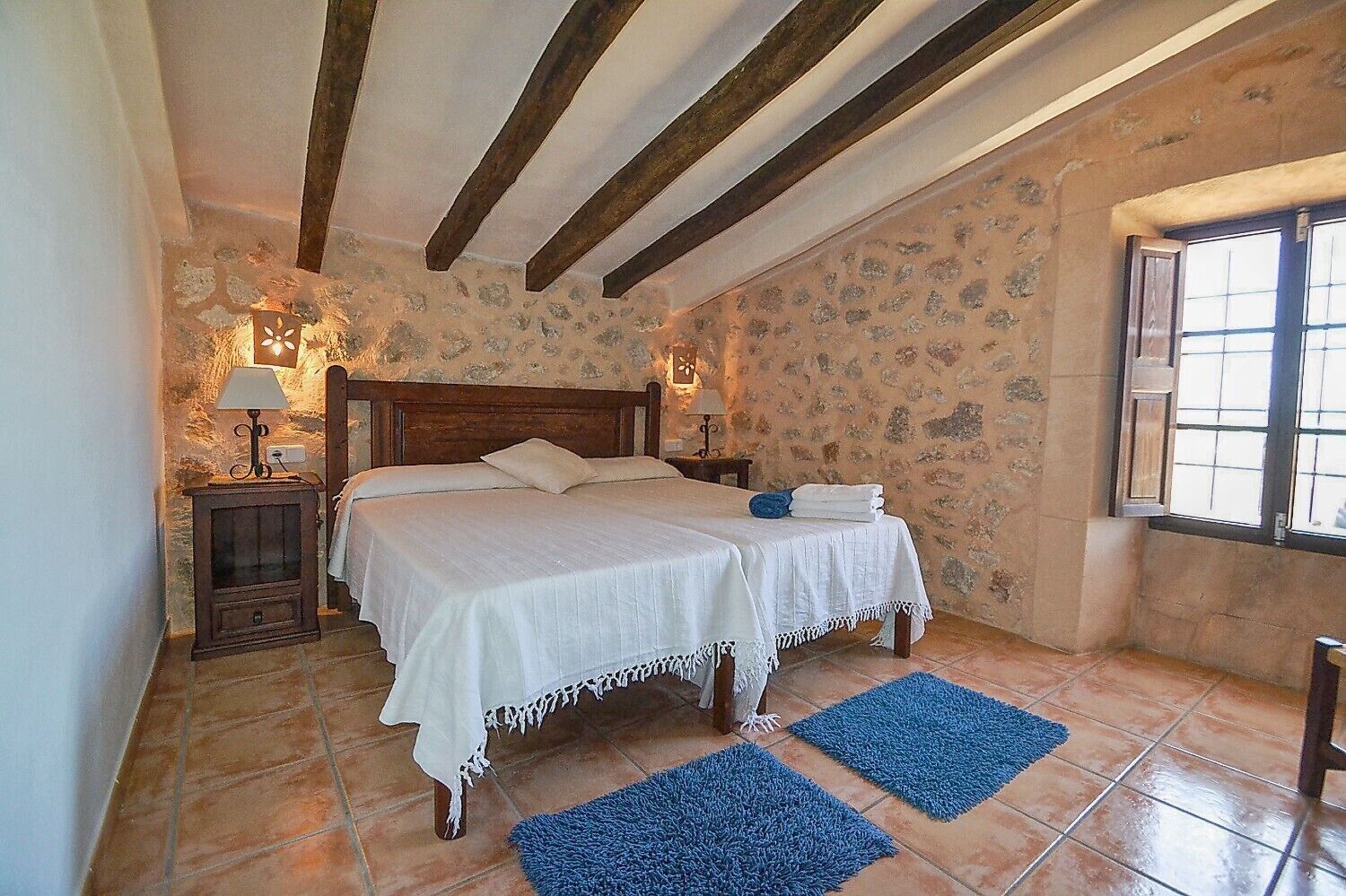 4 habitaciones, escritorio, tabla de planchar con plancha y wifi gratis 