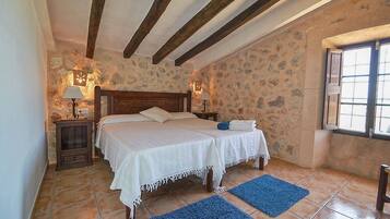 4 bedrooms, desk, iron/ironing board, free WiFi