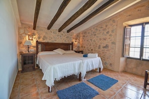 4 bedrooms, desk, iron/ironing board, free WiFi
