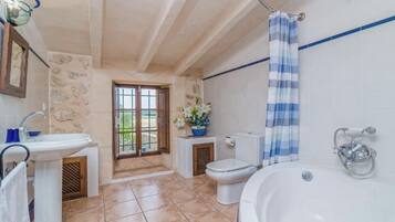 Bañera, artículos de higiene personal gratuitos y secador de pelo